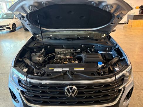 Used 2025 Volkswagen Atlas Cross Sport SE image 32