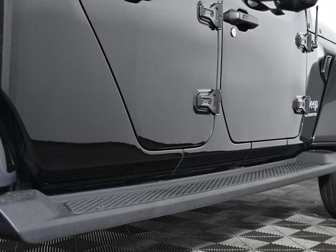 Used 2022 Jeep Gladiator Overland w/ Cold Weather Group image 11