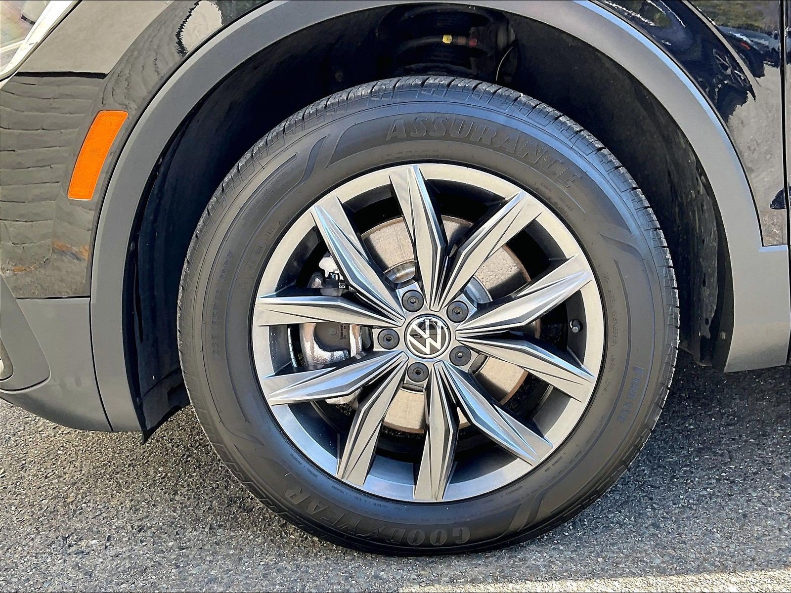 Certified 2024 Volkswagen Tiguan SE w/ Panoramic Sunroof Package AWD/4WD image 8