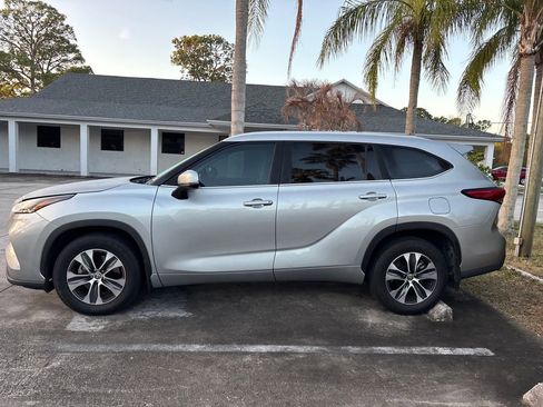 Used 2023 Toyota Highlander XLE image 4