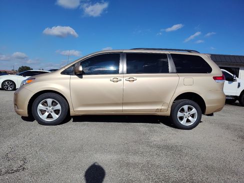 Used 2011 Toyota Sienna LE image 3