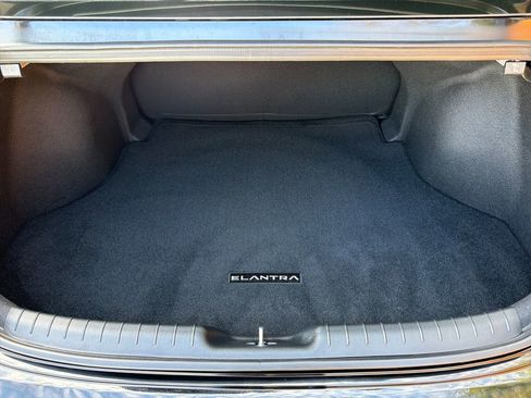 Used 2025 Hyundai Elantra SE image 31