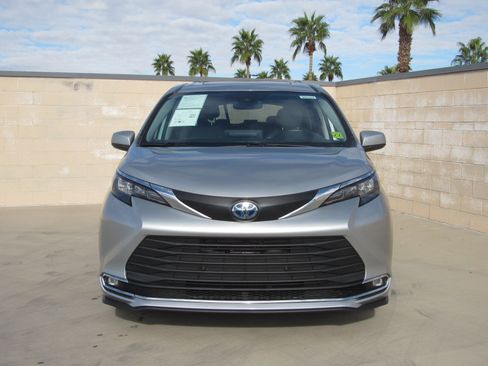 Used 2024 Toyota Sienna XLE image 3