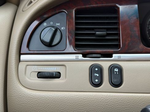 Used 2006 Lincoln Town Car Signature image 17