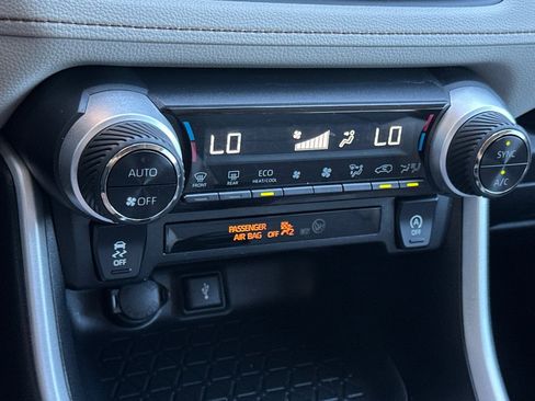 Used 2021 Toyota RAV4 XLE w/ Convenience Package FWD image 20