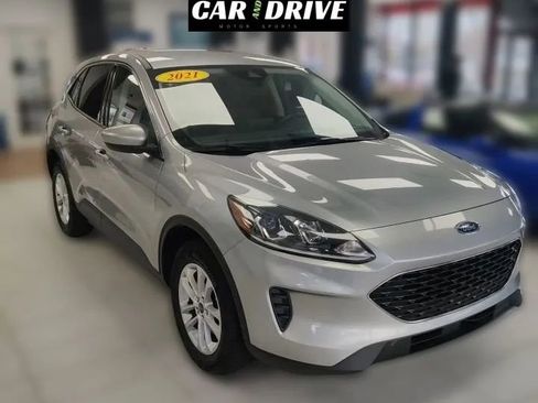Used 2021 Ford Escape SE image 3