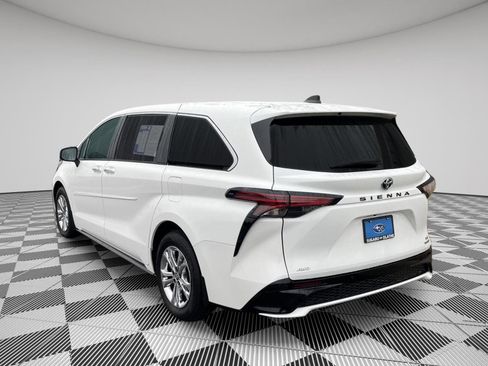 Used 2023 Toyota Sienna XSE image 5