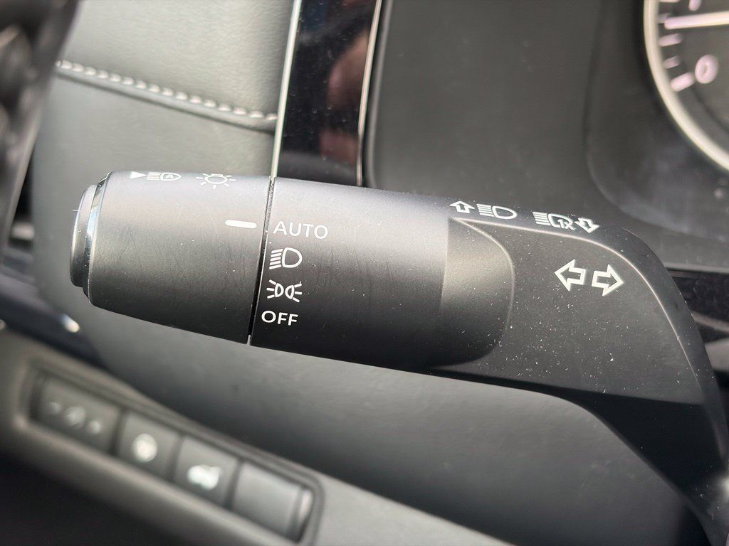 Used 2025 Nissan Pathfinder SV AWD/4WD image 27
