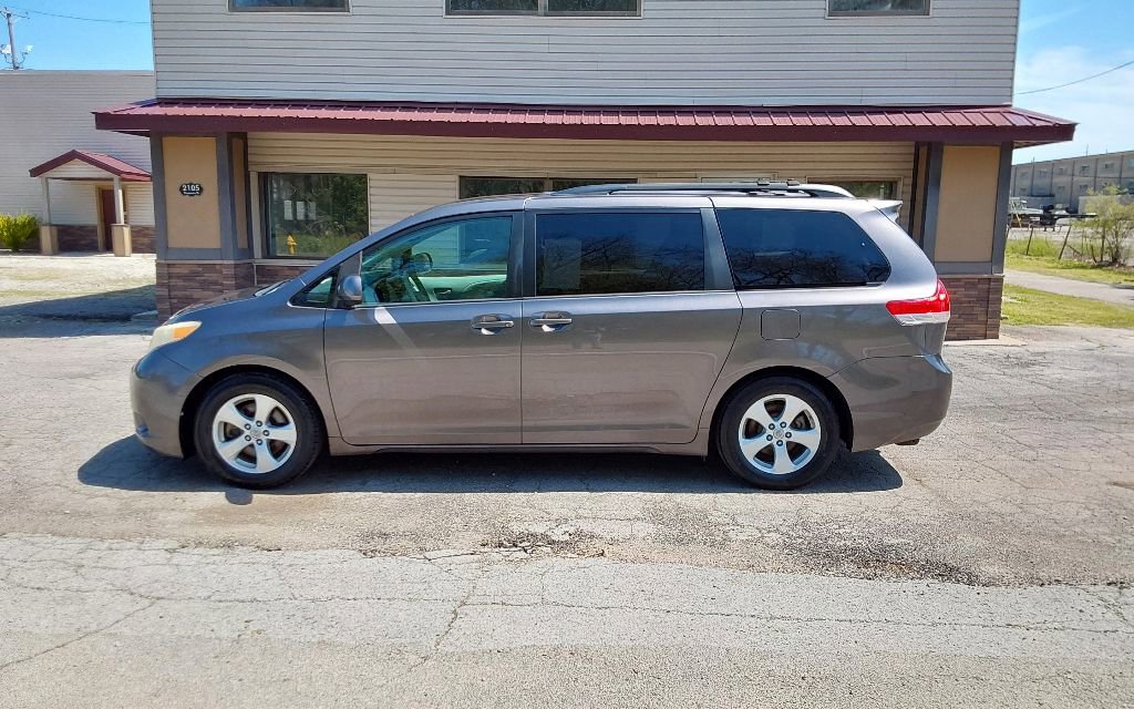 Used 2011 Toyota Sienna LE FWD image 1