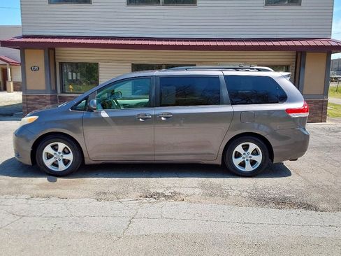Used 2011 Toyota Sienna LE FWD image 1