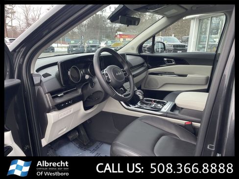 Used 2024 Kia Carnival EX image 9