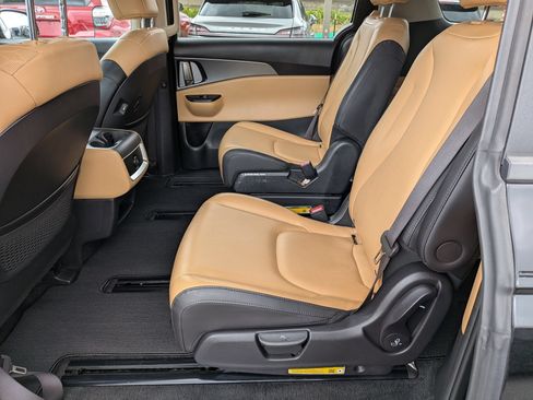 Used 2024 Kia Carnival LX FWD image 26
