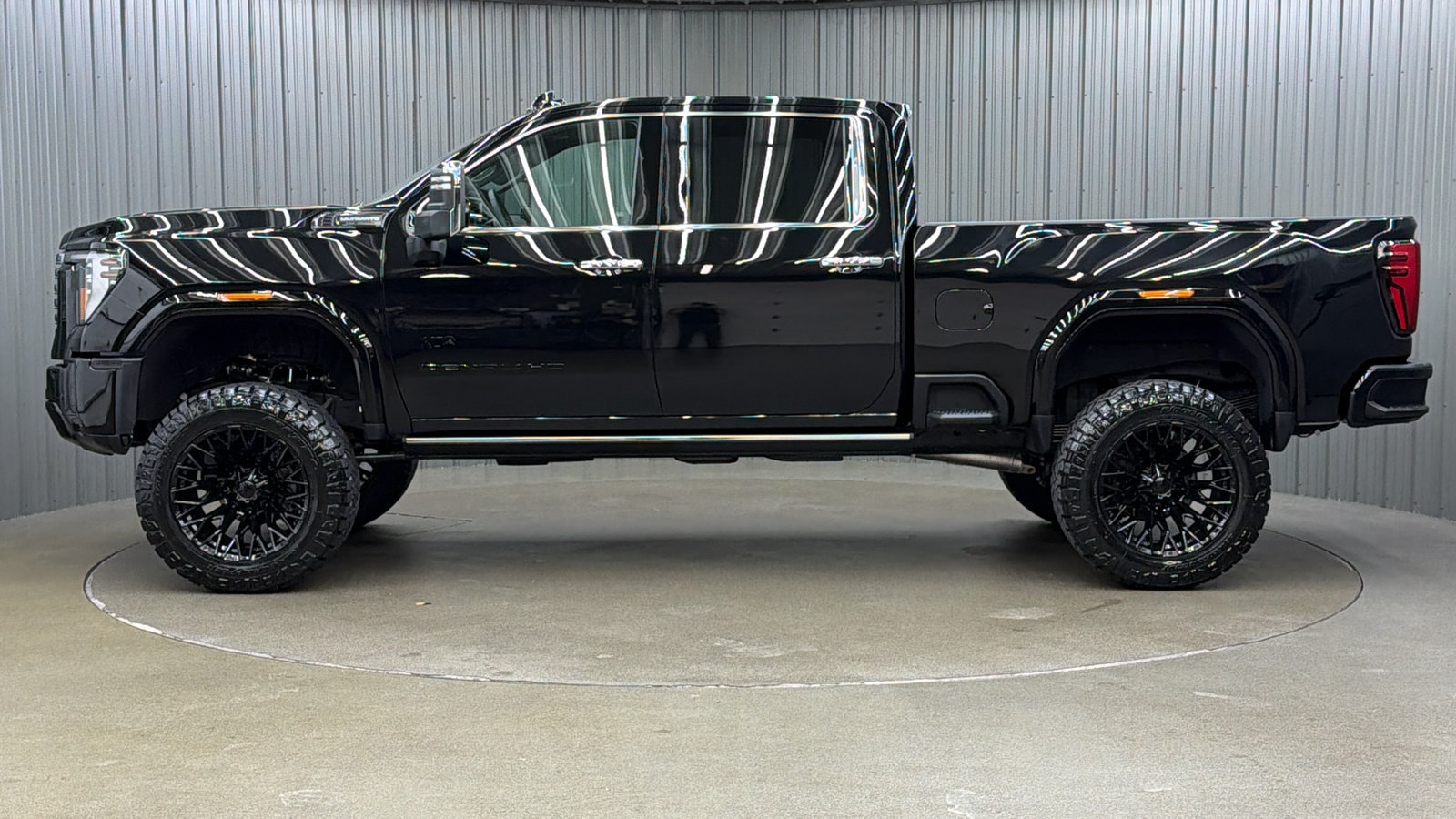 Used 2026 GMC Sierra 2500 Denali Ultimate w/ LPO, Black Badging Package AWD/4WD image 2