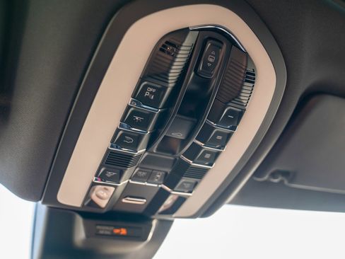 Certified 2022 Porsche Macan AWD/4WD image 22