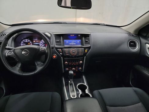 Used 2018 Nissan Pathfinder SV image 15