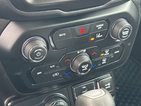 Used 2023 Jeep Renegade Latitude image 21