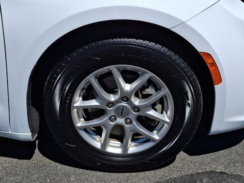 Used 2024 Chrysler Pacifica Touring-L FWD image 9