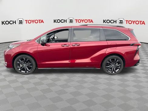 Used 2024 Toyota Sienna XSE w/ XSE Plus Package FWD image 4