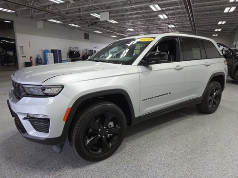 Used 2024 Jeep Grand Cherokee Limited w/ Black Appearance Package AWD/4WD image 3