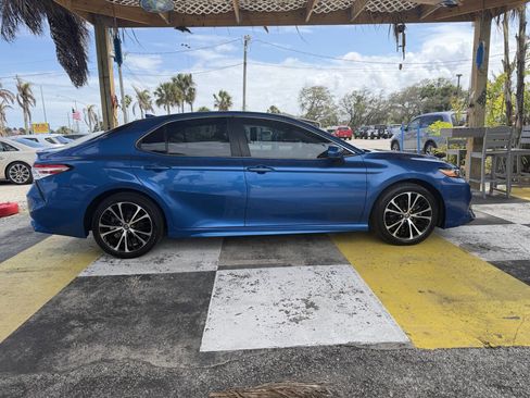 Used 2020 Toyota Camry SE image 4