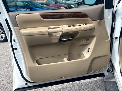 Used 2011 Nissan Armada Platinum image 12