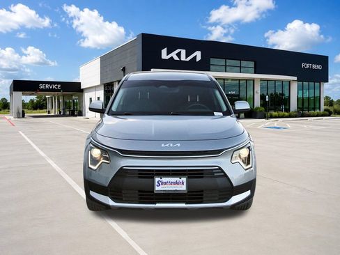 Used 2023 Kia Niro LX FWD image 2
