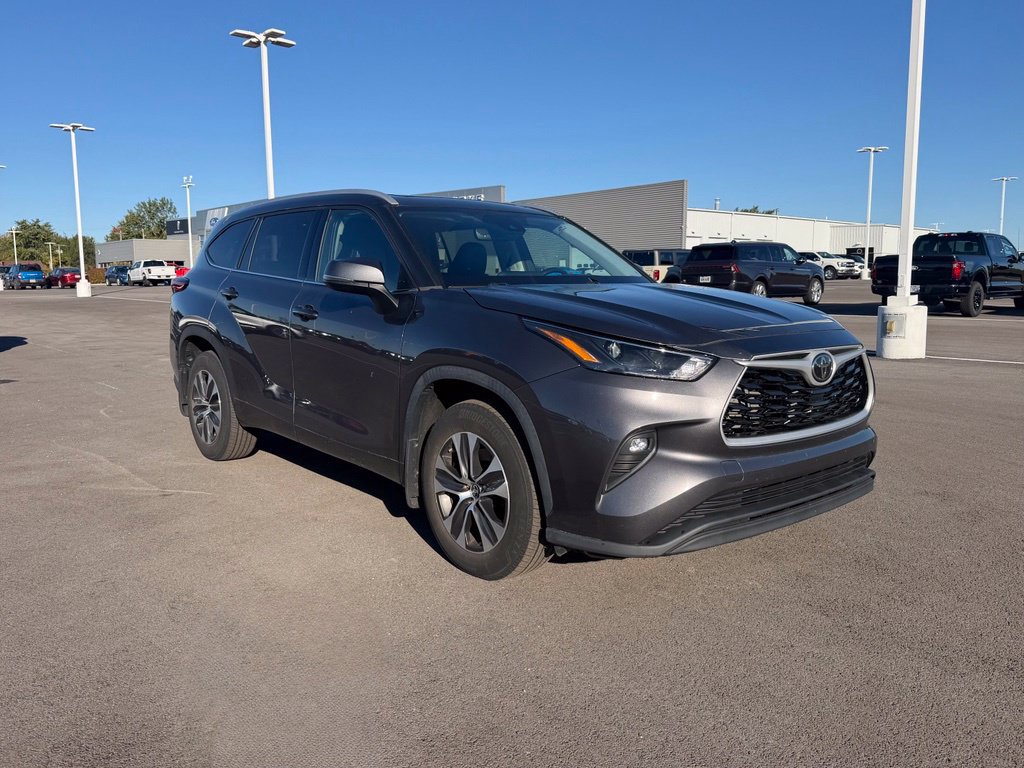 Used 2022 Toyota Highlander XLE AWD/4WD image 4