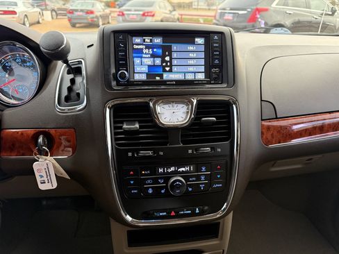 Used 2015 Chrysler Town & Country Touring w/ Driver Convenience Group image 23