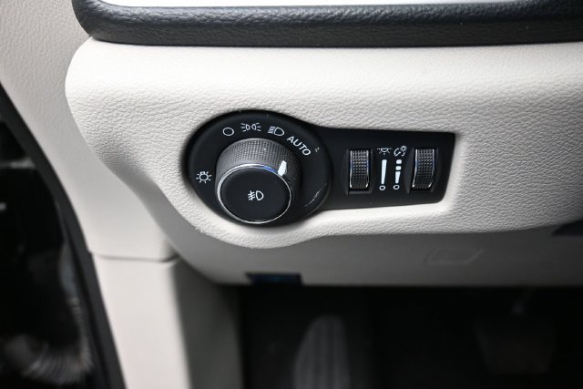 Used 2024 Chrysler Pacifica Limited FWD image 16