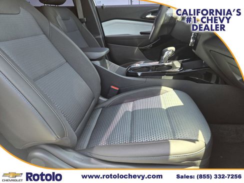 Used 2025 Chevrolet Trax LT w/ LPO, Blackout Package FWD image 11