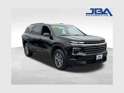 Used 2024 Chevrolet Traverse LT FWD image 1