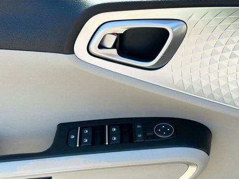 Used 2025 Kia Soul S FWD image 17