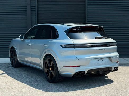 Certified 2025 Porsche Cayenne GTS AWD/4WD image 3