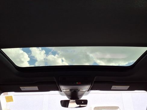 Used 2024 Volkswagen Tiguan SE R-Line FWD image 16