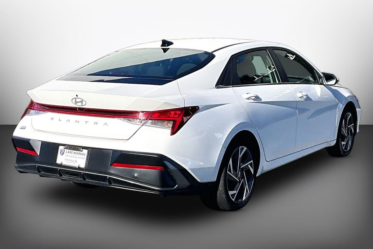 Used 2025 Hyundai Elantra SEL FWD image 8