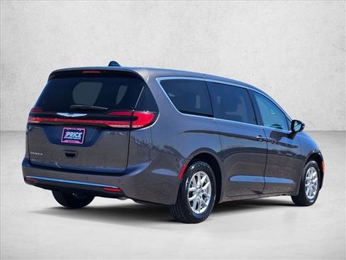 Used 2023 Chrysler Pacifica Touring-L FWD image 5