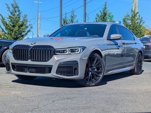 Used 2022 BMW 740i w/ M Sport Package image 2