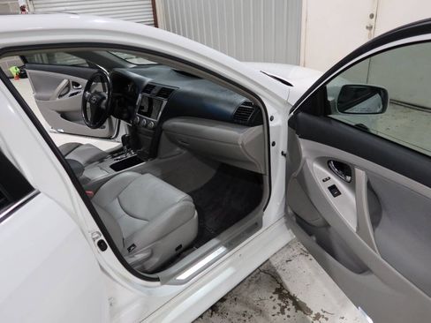 Used 2011 Toyota Camry SE w/ SE Extra-Value Pkg #1 FWD image 12