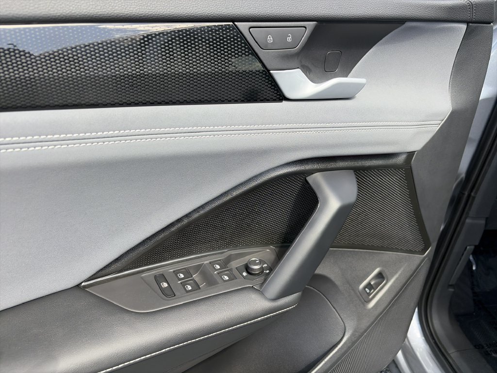 Certified 2025 Volkswagen Tiguan SE FWD image 15