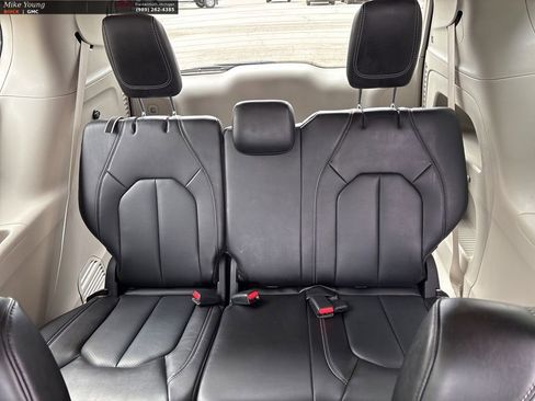 Used 2023 Chrysler Pacifica Touring-L image 14