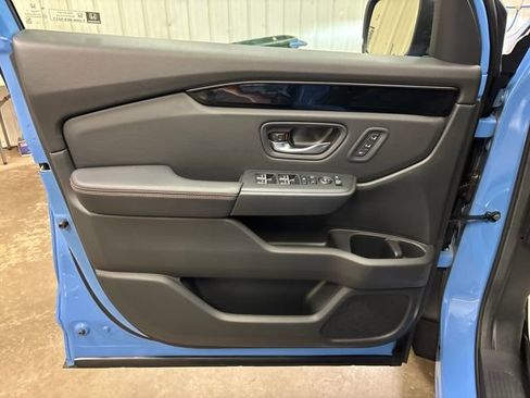 Used 2025 Honda Pilot TrailSport image 10