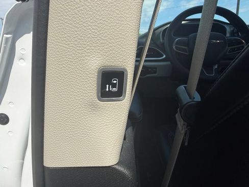 Used 2024 Chrysler Pacifica Touring-L FWD image 28