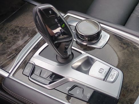 Used 2018 BMW 750i RWD image 26