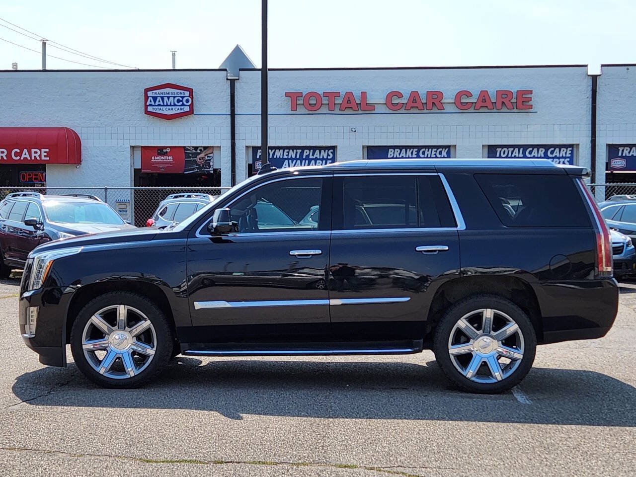 Used 2018 Cadillac Escalade Premium Luxury AWD/4WD image 2