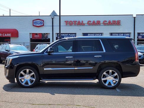 Used 2018 Cadillac Escalade Premium Luxury AWD/4WD image 2