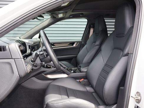 Certified 2025 Porsche Cayenne Turbo AWD/4WD image 5