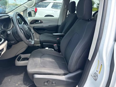 Used 2018 Chrysler Pacifica Touring w/ Tire & Wheel Group FWD image 15