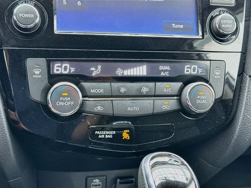 Used 2017 Nissan Rogue SV w/ SV Premium Package FWD image 12