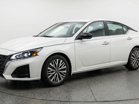 Used 2025 Nissan Altima 2.5 SV FWD image 3
