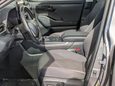 Used 2024 Toyota Highlander LE image 17